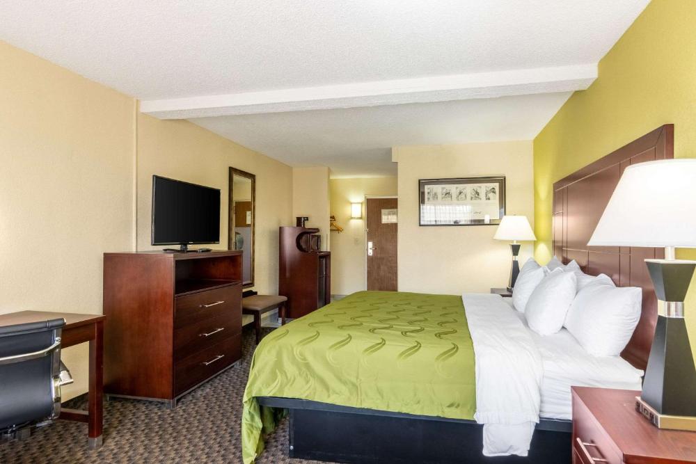 King Room - Non-Smoking interior